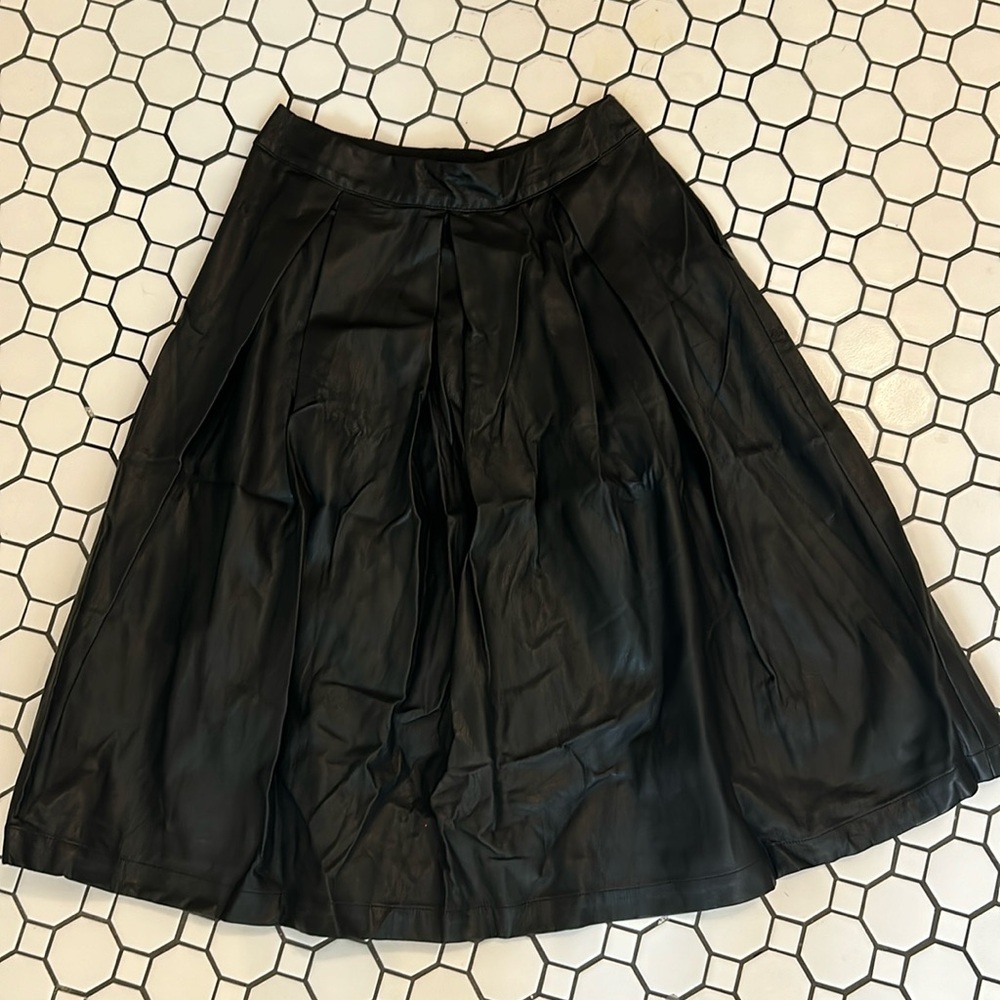 Who what wear black faux leather skirt EUC 4